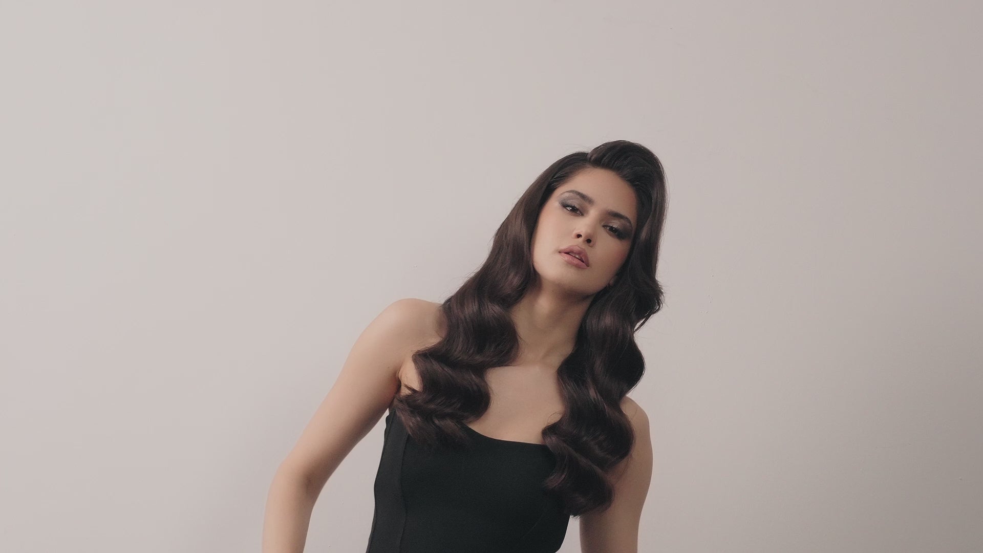 Încărcați videoclipul: Amory London prezentand Cool Glide - cea mai performanta placa de indreptat parul din lume